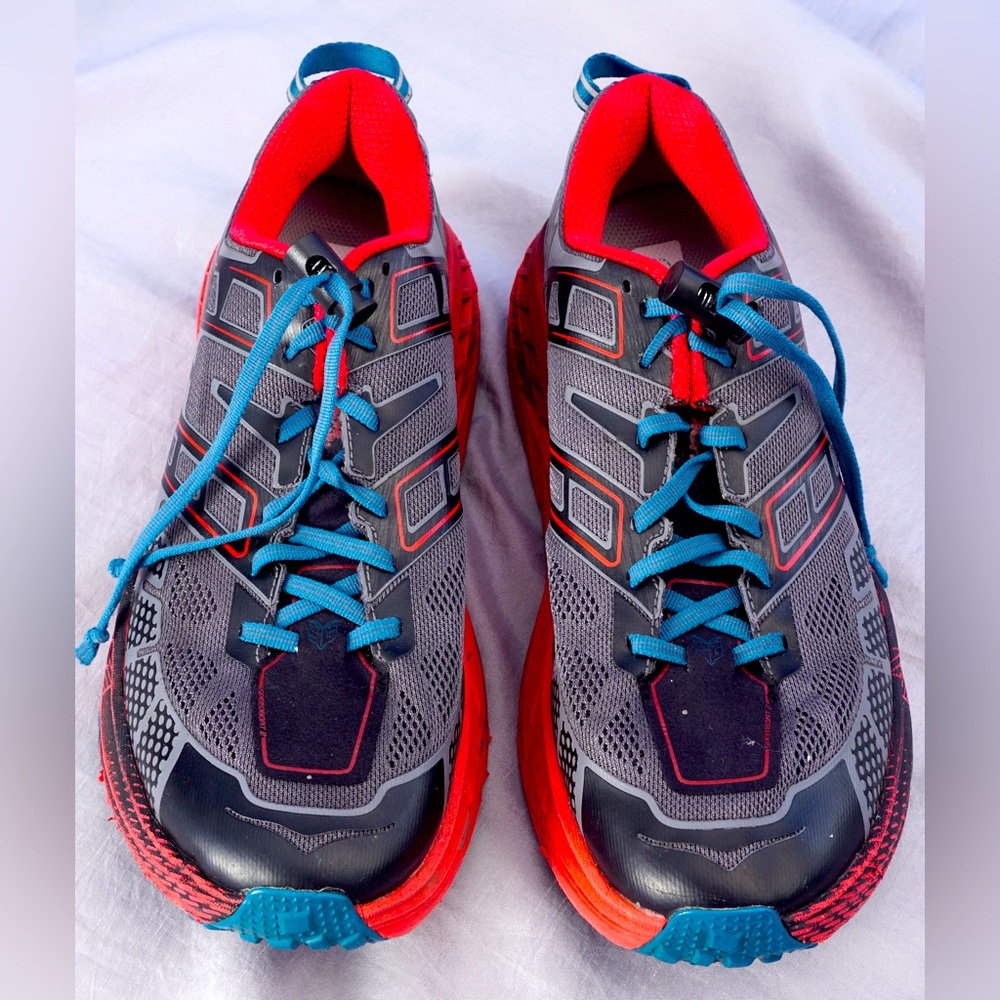 Mens Vibram running shoes size 9.5. Slightly used but lots of thread left.